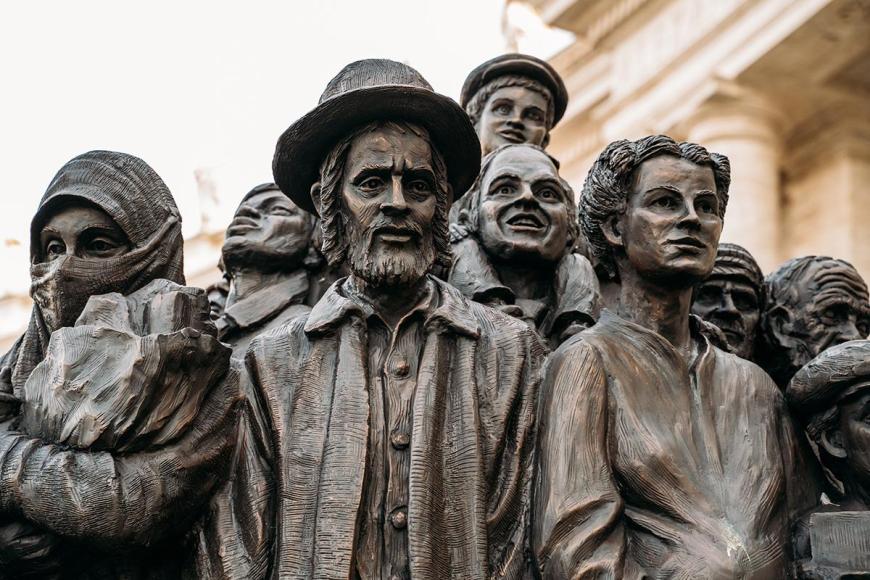 Statua migranti in Vaticano